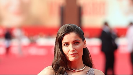 Laetitia Casta chiude la Festa del Cinema di Roma 2024 con l'elegante abito tulipano di Giorgio Armani