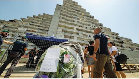 I funerali delle vittime del crollo di Scampia: la diretta video