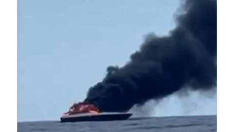 Stefania Craxi, yacht brucia e affonda: salvata con il marito - Video