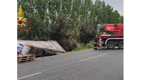 Incidenti, scontro tra tir e furgone lungo la Romea a Campagna Lupia: morto un autotrasportatore