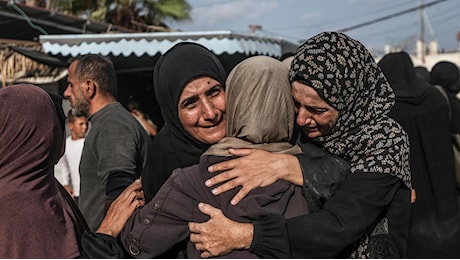 La vittima più vecchia dei bombardamenti su Gaza aveva 101 anni, la più giovane solo due ore di vita: le loro storie