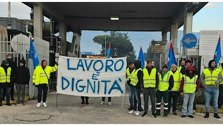 Stellantis Cassino, gli operai in protesta bloccano le merci e fermano lo stabilimento