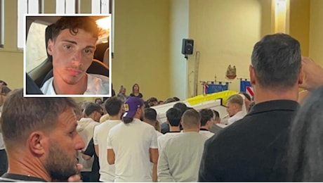 Funerali di Santo Romano, il coro degli amici: «Vivi con noi». Il vescovo: «Signore, paralizza le mani a chi vende pistole ai ragazzi»