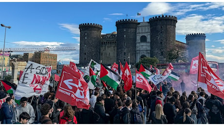 Studenti in piazza a Napoli, striscione contro la guerra