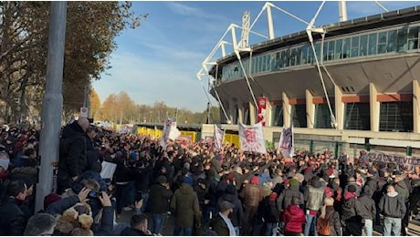 Alle 15 Torino-Monza. Prima la contestazione dei tifosi granata: le immagini fuori dallo stadio