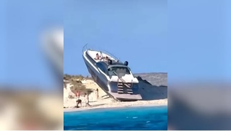 Formentera, yacht di lusso arenato su un isolotto: l'incredulità dei turisti in spiaggia