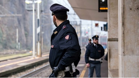 Ragazzo di 22 anni accoltellato in stazione: è grave