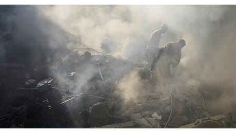 Gaza, rai di Israele sul campo profughi di Jabalia: 22 morti. Msf: Migliaia intrappolati. Idf: I civili lascino Gaza Nord, è zona di combattimento