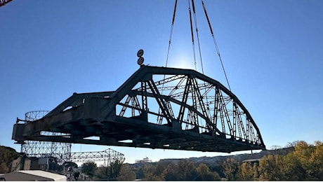 Il Ponte di ferro diventa “volante”, le spettacolari immagini della ristrutturazione