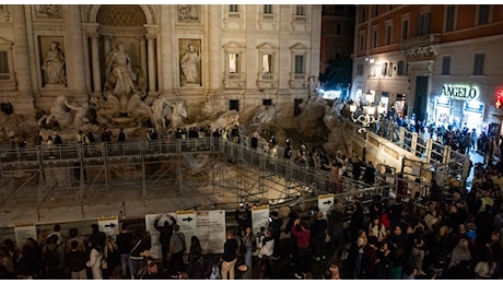 Fontana di Trevi, boom di presenze: nel week end in 14mila sulla passerella. Dove finiscono i soldi raccolti