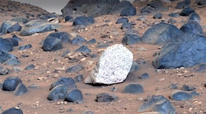 Roccia misteriosa scoperta su Marte: è bianca e scintillante, diversa da tutte le altre
