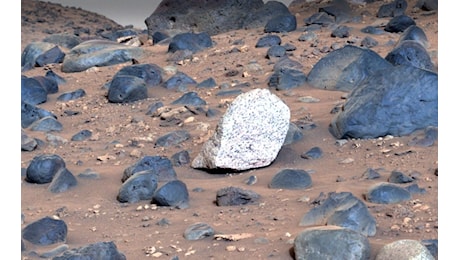 Roccia misteriosa scoperta su Marte: è bianca e scintillante, diversa da tutte le altre