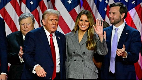 Melania Trump e il tailleur grigio sul palco della vittoria: il look scelto per la sua seconda volta da First Lady