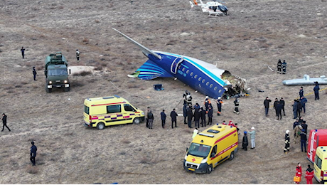 Kazakistan, precipita aereo di linea diretto a Grozny. Le autorità: 39 morti, 28 i sopravvissuti. Ipotesi “bird strike”