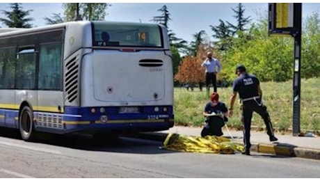 Studentessa di 14 anni schiacciata dall'autobus fuori scuola: morta sul colpo. «Scivolata sotto le ruote mentre lo inseguiva»