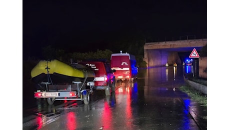 Bomba d'acqua travolge decine di auto nel Foggiano, muore Vigile del Fuoco impegnato nei soccorsi: disperso per ore