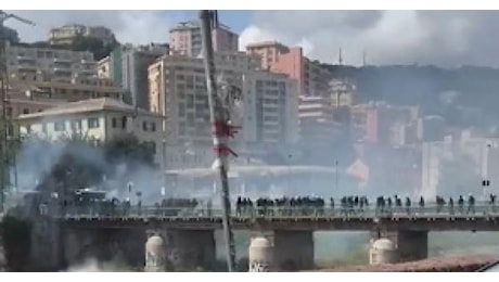 Derby di Genova ad alta tensione: già nel primo pomeriggio scontri tra le due tifoserie e la polizia nei pressi dello stadio - Video