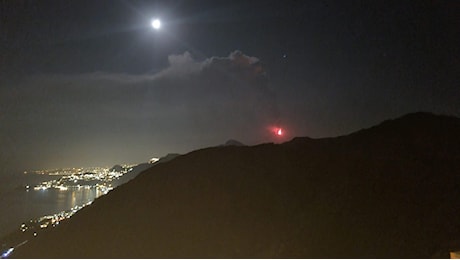 Etna, violenta eruzione in corso: fitta pioggia nera a valle, è allarme