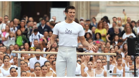 Roberto Bolle, duemila ballerini al Ballo in Bianco in piazza Duomo a Milano