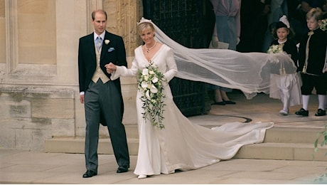 Una tiara antica e un abito con migliaia di perline: la «semplice» regalità di Sophie di Edimburgo che 25 anni fa, oggi, si sposava con il principe Edoardo
