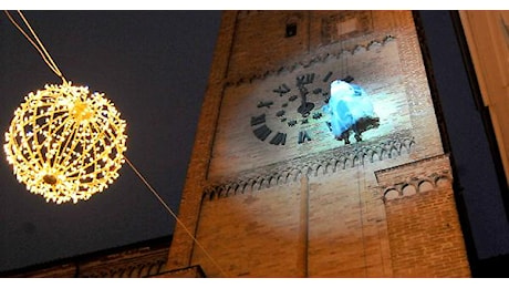 In centinaia con il naso all'insù per l'arrivo di Santa Lucia