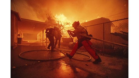 Incendi Los Angeles, ordine di evacuazione per 180mila persone. Trump contro la sindaca: Incompetente