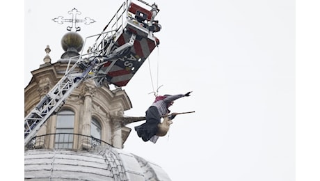 La Befana in volo atterra a Piazza Navona per la sua festa