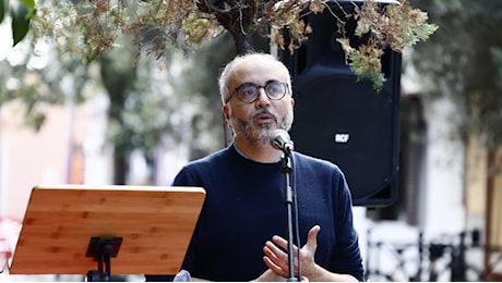 Roma: la manifestazione a sostegno di Christian Raimo in piazza Sempione