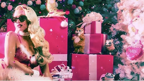 Vigilia di Natale, i look delle star postate sui social. Paris Hilton versione «Think pink» e poi glam e basico