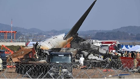 Disastro aereo in Sud Corea: la polizia perquisisce gli uffici della Jeju Air