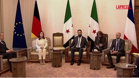 VIDEO Siria, Baerbock e Barrot a Damasco: al-Jolani non stringe la mano alla ministra tedesca