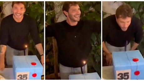 Stefano De Martino compie 35 anni: la festa con gli amici e la torta a forma di pacco