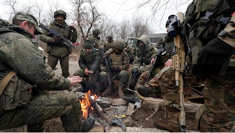 Carne da cannone: Mosca sacrifica i soldati per “stancare” l’esercito ucraino e spiarne le tattiche