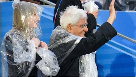 Mattarella sotto la pioggia alla cerimonia di apertura ai Giochi di Parigi: la gaffe degli organizzatori