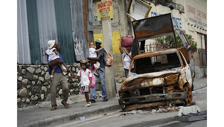 Spari e case in fiamme ad Haiti, uccise almeno 70 persone: tra le vittime donne e bambini