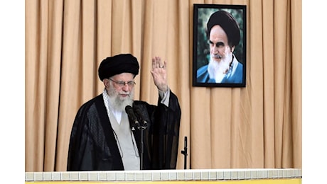 Khamenei ricompare in piazza col fucile: se necessario colpiremo ancora