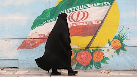 Iran, bloccata la nuova legge sull’hijab: “Ambigua, rafforza il sistema repressivo”