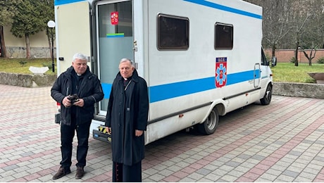 Krajewski in Ucraina con il camper medico di Papa Francesco