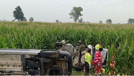 Incidente Cremona, schianto alla rotonda tra auto e furgone che si ribaltano: morta una donna di 76 anni