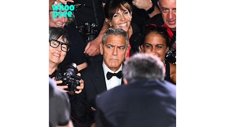 George Clooney a Venezia 81 si improvvisa fotografo in occasione del red carpet di “Wolfs”