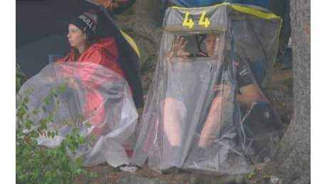F1, GP Belgio: pioggia a Spa, un tifoso si ripara con una strana tenda. VIDEO
