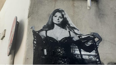 Sophia, uno stencil celebra l’attrice dove c’era la pizzeria de “L’oro di Napoli”