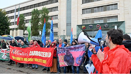 Operai cassintegrati e dell’indotto protestano a Mirafiori: assemblea pubblica sotto la pioggia