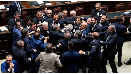 Rissa alla Camera, Donno (M5S) denuncia cinque deputati di Lega e FdI. Autonomia: opposizione in piazza