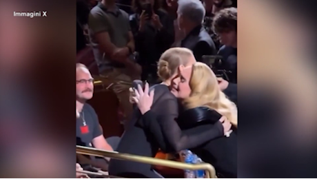 VIDEO Las Vegas, Adele corre ad abbracciare Celine Dion durante un suo concerto