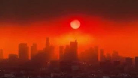 Los Angeles si sveglia in un'alba rosso fuoco: le imamgini del sole tra il fumo