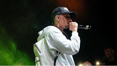 Telefona a Niko Pandetta in carcere durante concerto, indagato rapper Baby Gang