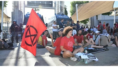 G7, protesta fuori dal Media Centre per i cambiamenti climatici: interviene la polizia, attivista sviene