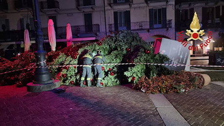 A Como, il vento forte abbatte l'albero di Natale in piazza Duomo. Devono intervenire i vigili del fuoco