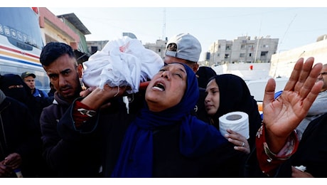 Guerra, ultime notizie - Raid abbatte edificio di 8 piani a Beirut, «molti morti». Austin: truppe nordcoreane pronte a entrare in Ucraina